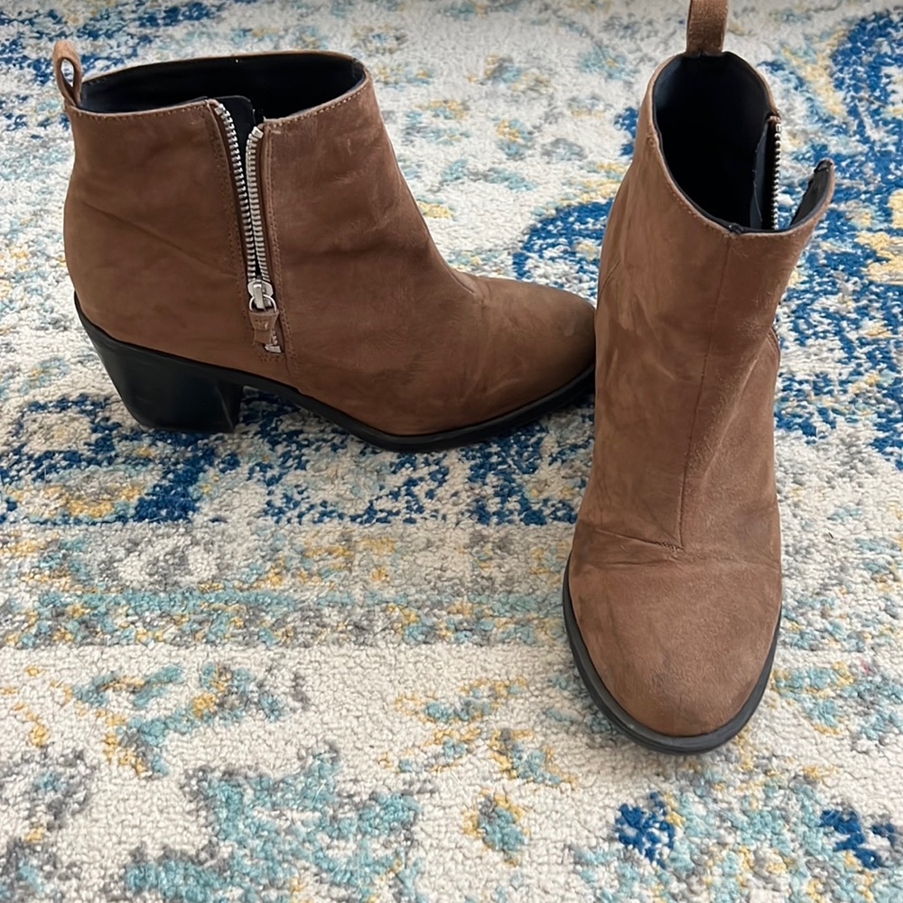 Women’s ankle booties brown with side zipper size 8.5